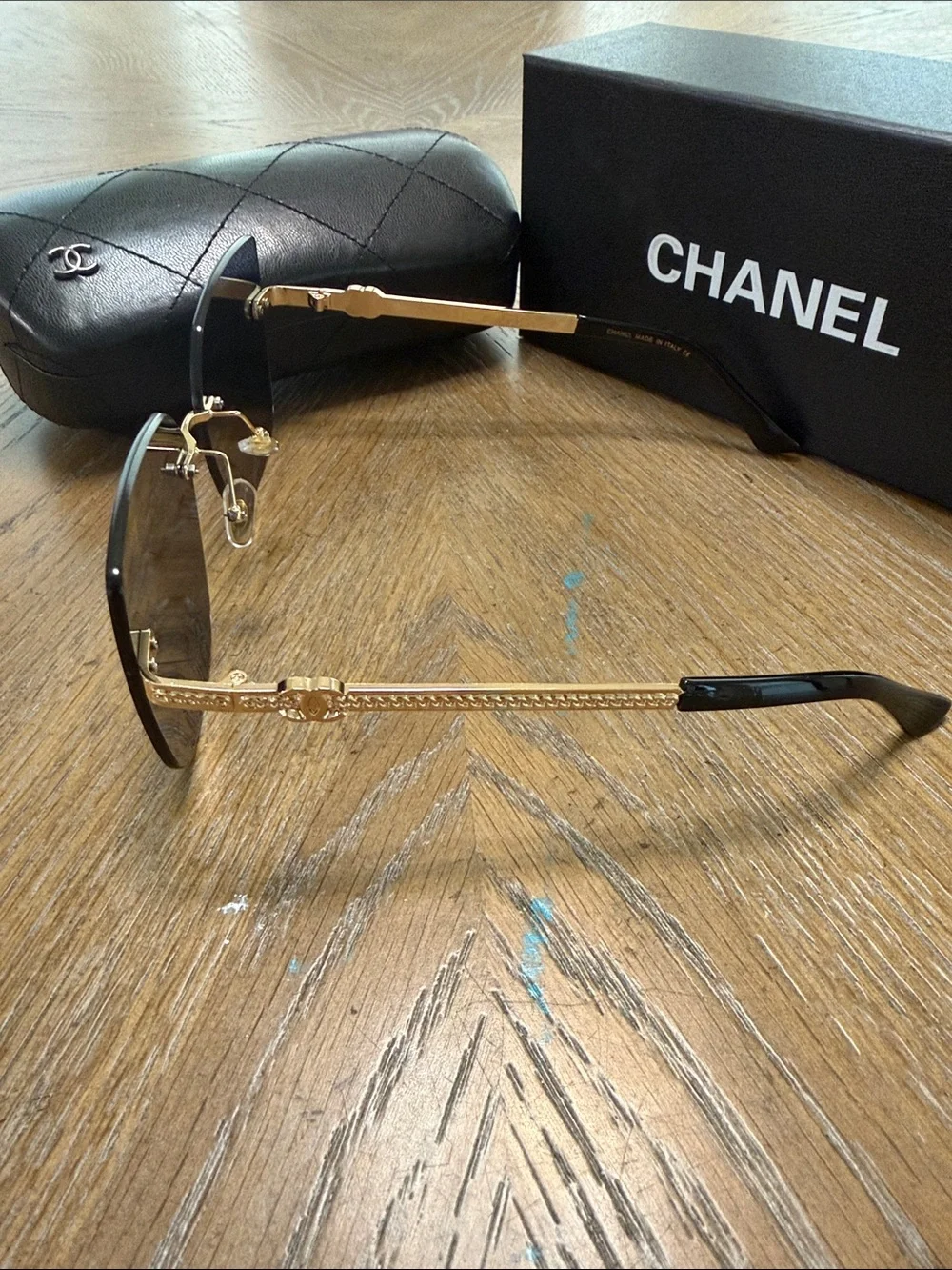 CHANEL elegant rimless